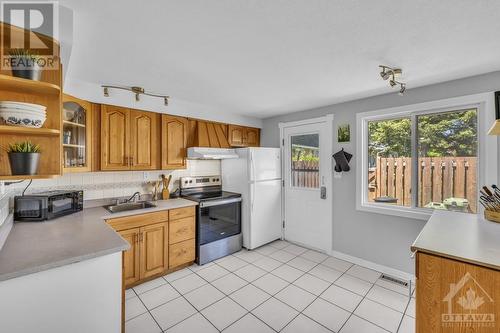 1532 Beaverpond Drive Unit#F, Ottawa, ON - Indoor Photo Showing Kitchen