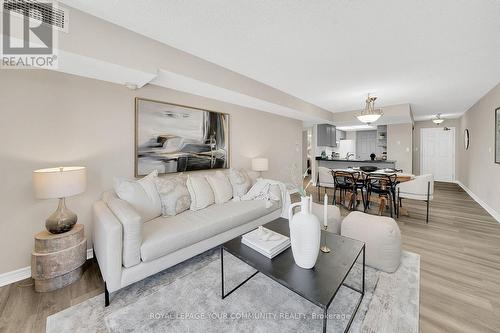 313 - 121 Woodbridge Avenue, Vaughan, ON - Indoor Photo Showing Living Room