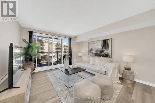 313 - 121 Woodbridge Avenue, Vaughan, ON - Indoor Photo Showing Living Room