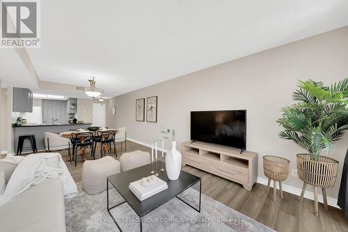 313 - 121 Woodbridge Avenue, Vaughan, ON - Indoor Photo Showing Living Room