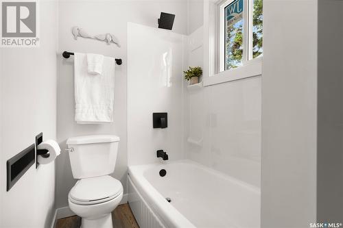 956 Edgar Street, Regina, SK - Indoor Photo Showing Bathroom