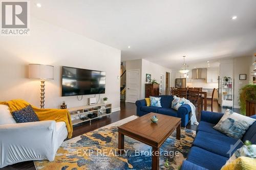 633 Misty Street, Russell, ON - Indoor Photo Showing Living Room