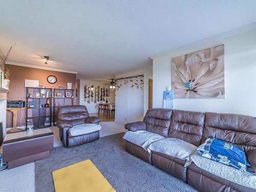 111-2562 Departure Bay Rd, Nanaimo, BC - Indoor Photo Showing Living Room