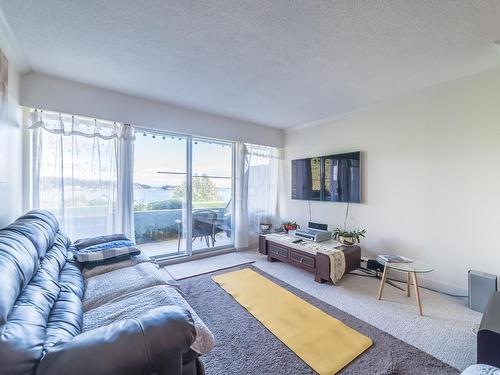 111-2562 Departure Bay Rd, Nanaimo, BC - Indoor Photo Showing Living Room