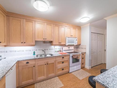 111-2562 Departure Bay Rd, Nanaimo, BC - Indoor Photo Showing Kitchen