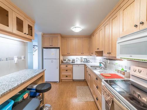 111-2562 Departure Bay Rd, Nanaimo, BC - Indoor Photo Showing Kitchen