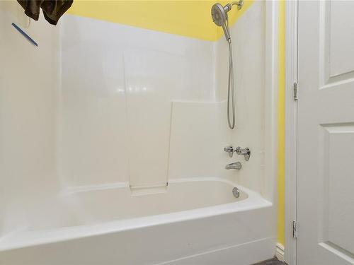 207-2555 Dingwall St, Duncan, BC - Indoor Photo Showing Bathroom