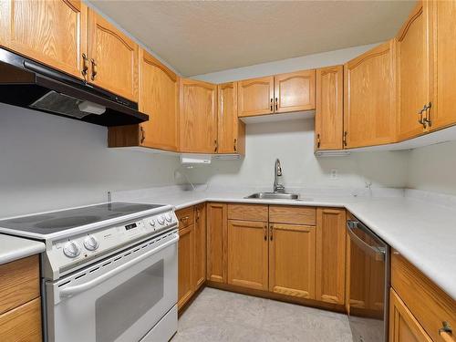 207-2555 Dingwall St, Duncan, BC - Indoor Photo Showing Kitchen