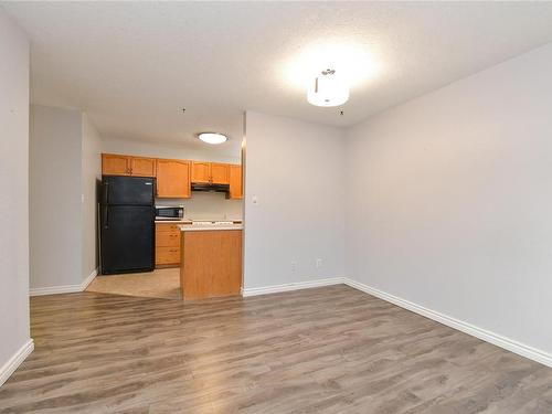 207-2555 Dingwall St, Duncan, BC - Indoor Photo Showing Kitchen