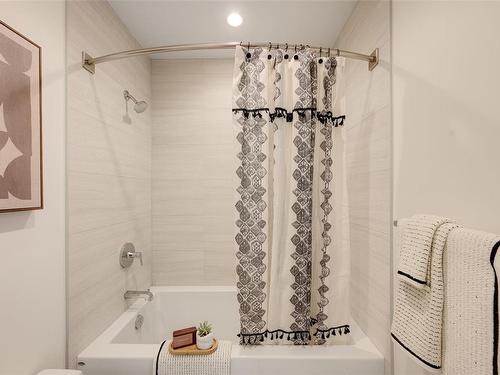 510-2000 Hannington Rd, Langford, BC - Indoor Photo Showing Bathroom