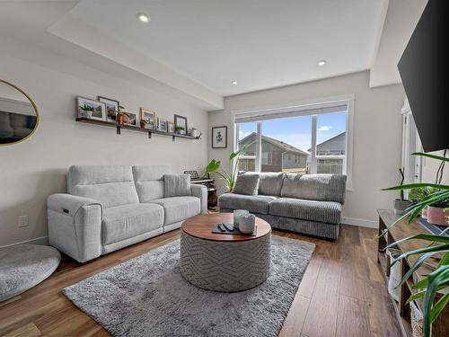 131-8800 Dallas Drive, Kamloops, BC - Indoor Photo Showing Living Room