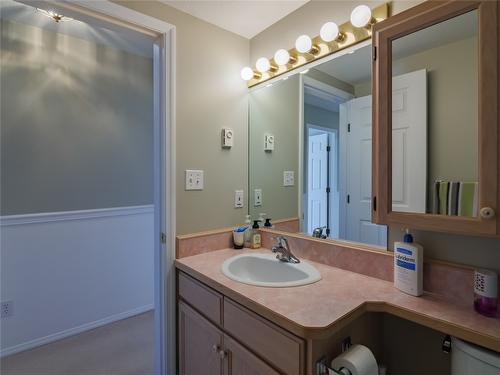 303-1750 Atkinson Street, Penticton, BC - Indoor Photo Showing Bathroom