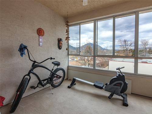 303-1750 Atkinson Street, Penticton, BC - Indoor Photo Showing Gym Room