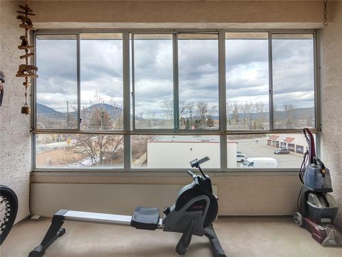 303-1750 Atkinson Street, Penticton, BC - Indoor Photo Showing Gym Room