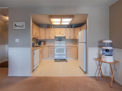 303-1750 Atkinson Street, Penticton, BC - Indoor Photo Showing Kitchen