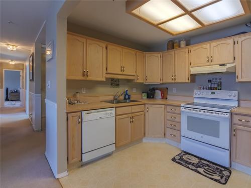 303-1750 Atkinson Street, Penticton, BC - Indoor Photo Showing Kitchen