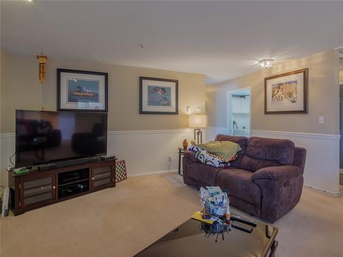 303-1750 Atkinson Street, Penticton, BC - Indoor Photo Showing Living Room