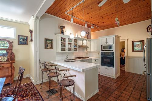 2905 Rosedale Avenue, Armstrong, BC - Indoor Photo Showing Kitchen