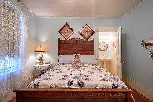 2905 Rosedale Avenue, Armstrong, BC - Indoor Photo Showing Bedroom