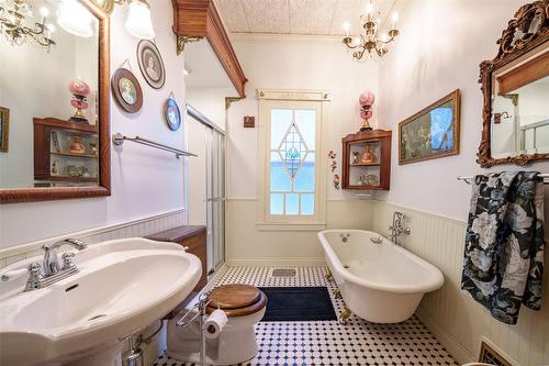 2905 Rosedale Avenue, Armstrong, BC - Indoor Photo Showing Bathroom