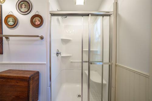 2905 Rosedale Avenue, Armstrong, BC - Indoor Photo Showing Bathroom