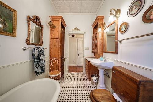 2905 Rosedale Avenue, Armstrong, BC - Indoor Photo Showing Bathroom