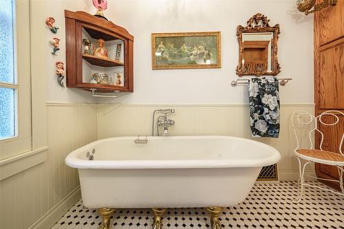 2905 Rosedale Avenue, Armstrong, BC - Indoor Photo Showing Bathroom