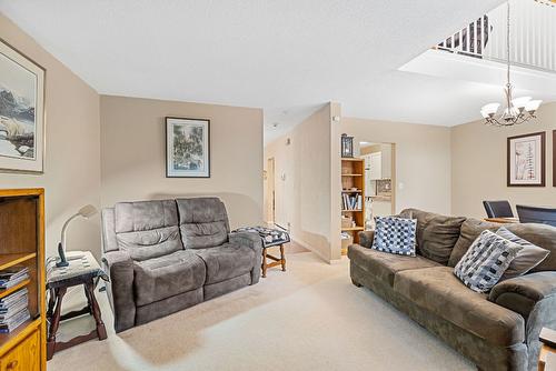 22-750 Badke Road, Kelowna, BC - Indoor Photo Showing Living Room