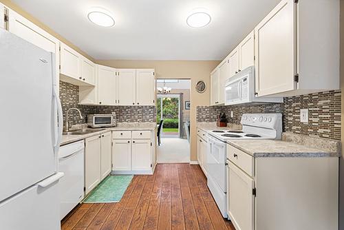 22-750 Badke Road, Kelowna, BC - Indoor Photo Showing Kitchen With Double Sink