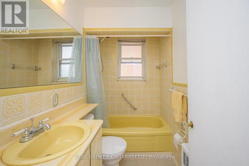 5 East 36Th Street, Hamilton, ON - Indoor Photo Showing Bathroom