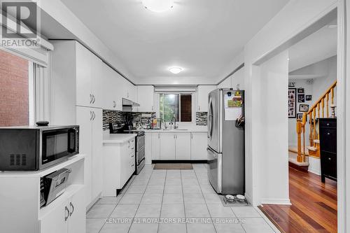 2526 Willowburne Drive, Mississauga, ON - Indoor Photo Showing Kitchen