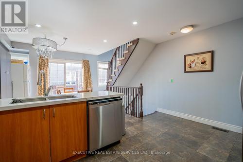 27 Denison Avenue W, Brampton, ON - Indoor Photo Showing Kitchen