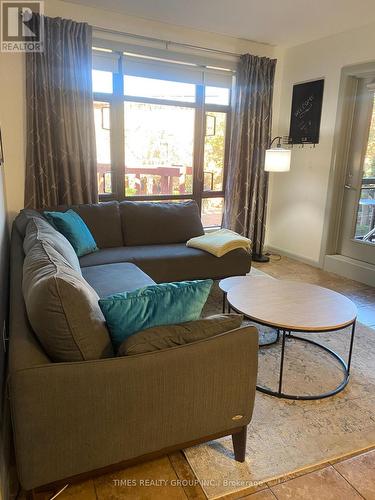 448 - 654 Cook Road, Kelowna, BC - Indoor Photo Showing Living Room