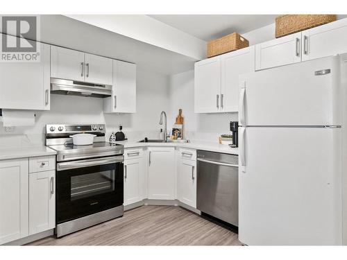 751 Francis Avenue, Kelowna, BC - Indoor Photo Showing Kitchen