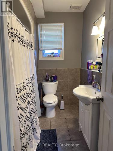 203 Grove Street, Norfolk (Simcoe), ON - Indoor Photo Showing Bathroom