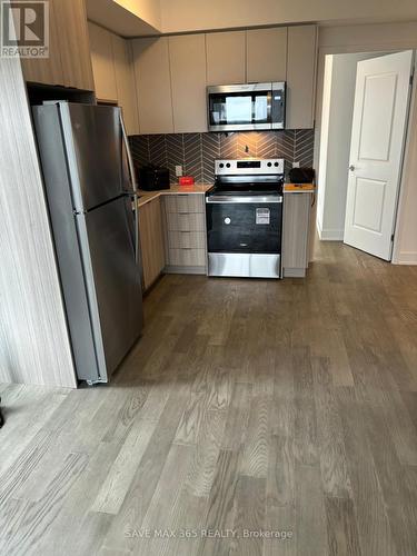 802W - 202 Burnhamthorpe Road E, Mississauga, ON - Indoor Photo Showing Kitchen