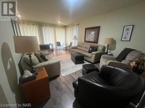 616 Bunting Road N, St. Catharines, ON - Indoor Photo Showing Living Room