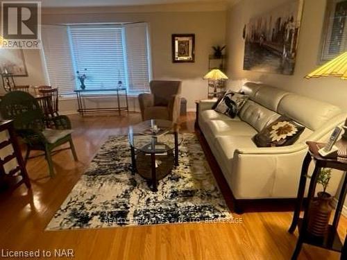 616 Bunting Road N, St. Catharines (441 - Bunting/Linwell), ON - Indoor Photo Showing Living Room