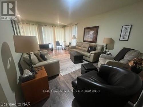 616 Bunting Road N, St. Catharines (441 - Bunting/Linwell), ON - Indoor Photo Showing Living Room