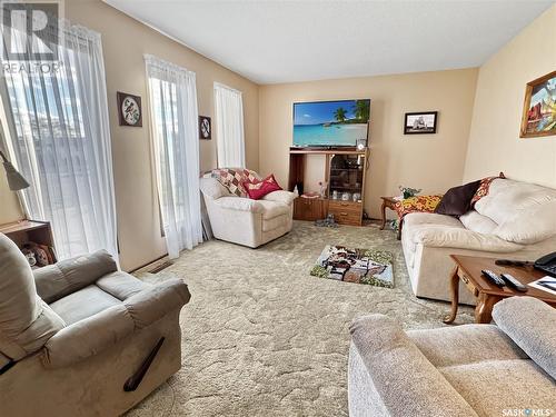 10205 Hamelin Street, North Battleford, SK - Indoor Photo Showing Living Room