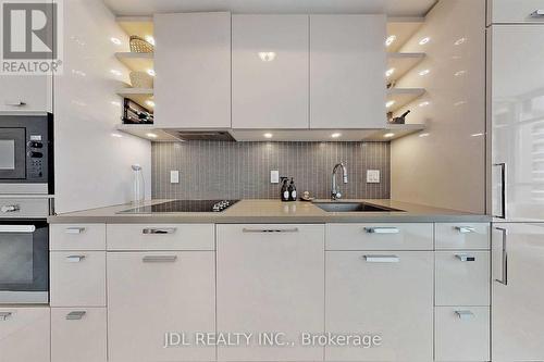 704 - 32 Davenport Road, Toronto, ON - Indoor Photo Showing Kitchen With Upgraded Kitchen