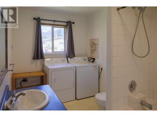 851 2Nd Avenue, Mcbride, BC - Indoor Photo Showing Bathroom