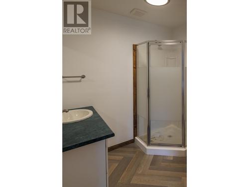 851 2Nd Avenue, Mcbride, BC - Indoor Photo Showing Bathroom