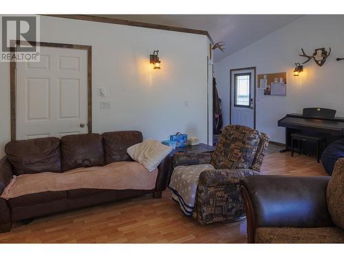 851 2Nd Avenue, Mcbride, BC - Indoor Photo Showing Living Room