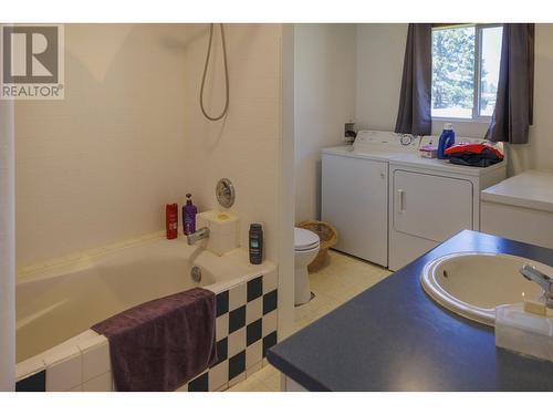 851 2Nd Avenue, Mcbride, BC - Indoor Photo Showing Bathroom