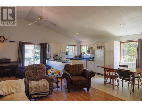 851 2Nd Avenue, Mcbride, BC - Indoor Photo Showing Living Room