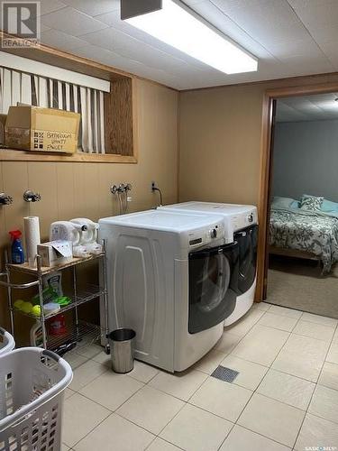 319 Alberta Avenue, Kerrobert, SK - Indoor Photo Showing Laundry Room