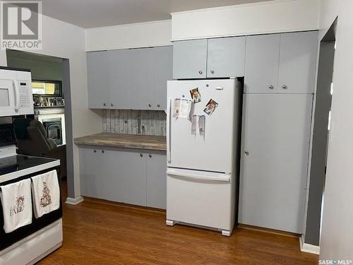 319 Alberta Avenue, Kerrobert, SK - Indoor Photo Showing Kitchen