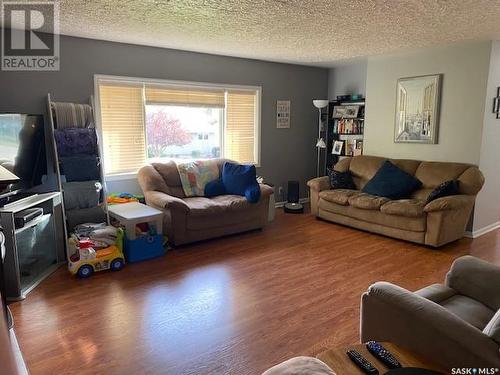 319 Alberta Avenue, Kerrobert, SK - Indoor Photo Showing Living Room