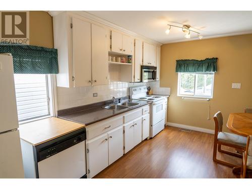 868-870 Fulton Street, Prince Rupert, BC - Indoor Photo Showing Kitchen With Double Sink